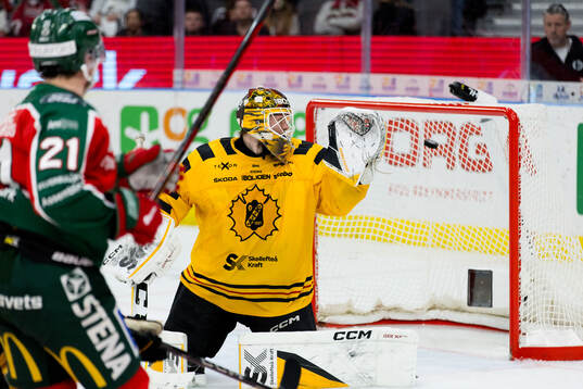 Frölundas Jere Innala gör 3-1 bakom Skellefteås målvakt