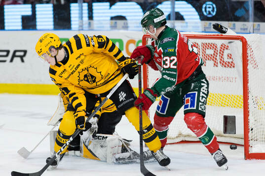 Frölundas Noah Hasa gör 4-2 bakom Skellefteås målvakt