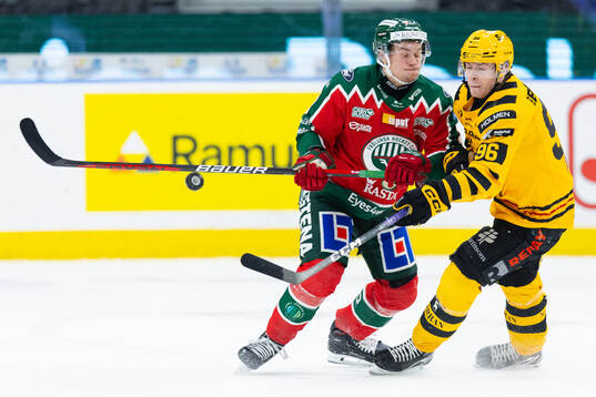 Frölundas Albin Sundin tacklar Skellefteås Rickard Hugg
