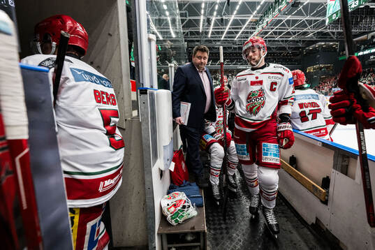 MoDos tränare Mattias Karlin och David Rundblad deppar