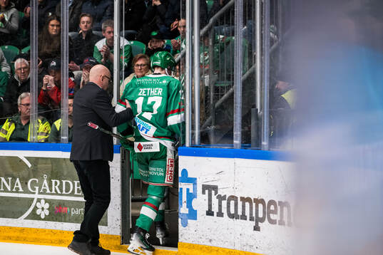 Rögles Simon Zether lämnar isen