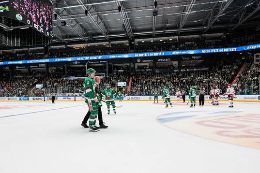 Rögles Simon Zether lämnar isen