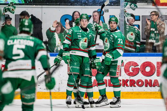Rögles Adam Engström och Daniel Zaar jublar