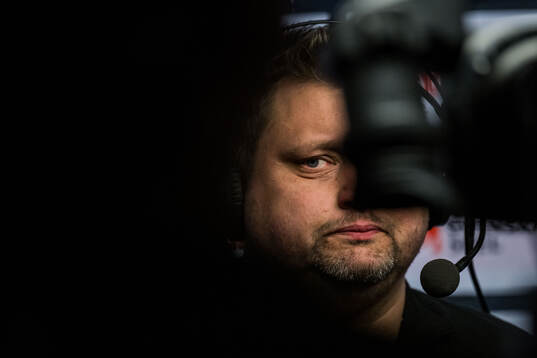 MoDos tränare Mattias Karlin deppar