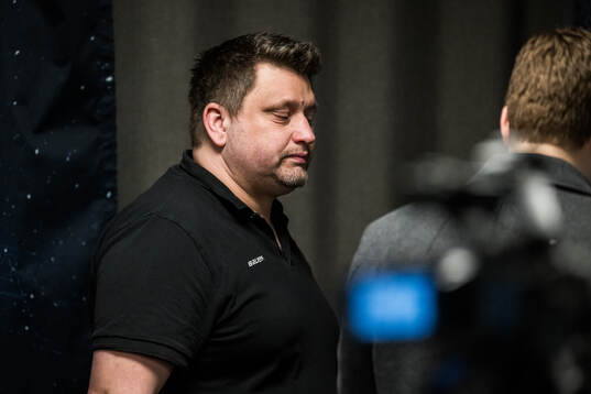 MoDos tränare Mattias Karlin deppar