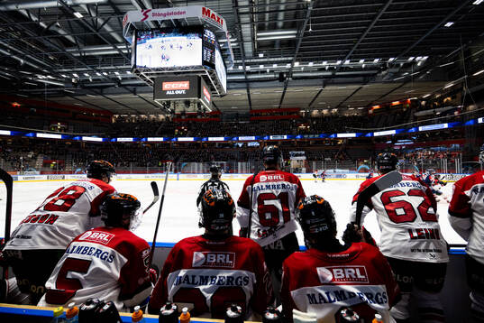Jumbotron i Saab Arena framför Örebros spelare