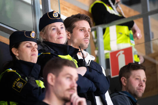 Örebros Mathias Bromé på läktaren