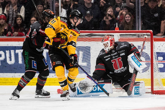 Luleås Nikola Pasic och Örebros målvakt Jonas Arntzen