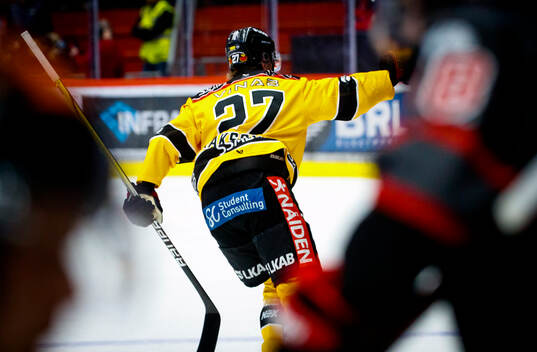 Luleås Oskari Laaksonen jublar med 1-1