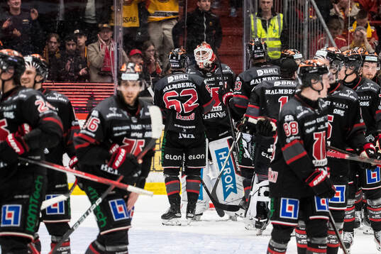 Örebros målvakt Jonas Arntzen jublar med lagkamrater