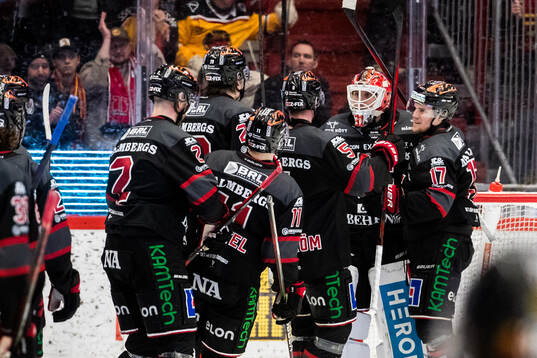 Örebros målvakt Jonas Arntzen jublar med lagkamrater