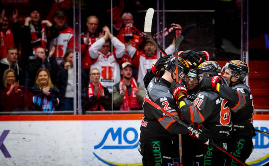 Örebros Samuel Johannesson gör 2-1 och jublar med Rasmus