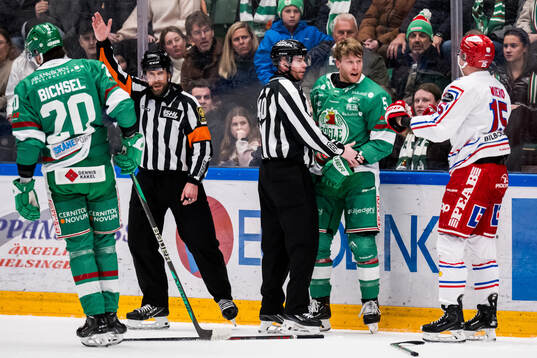 Rögles Ludvig Claesson och Timrås Panu Mieho