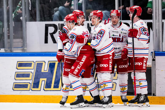 Timrås Filip Hållander jublar med lagkamrater