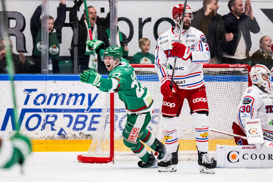 Rögles Linus Sjödin jublar och Timrås Per Svensson och
