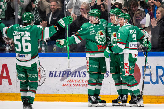 Rögles Albin Sundsvik jublar med lagkamrater