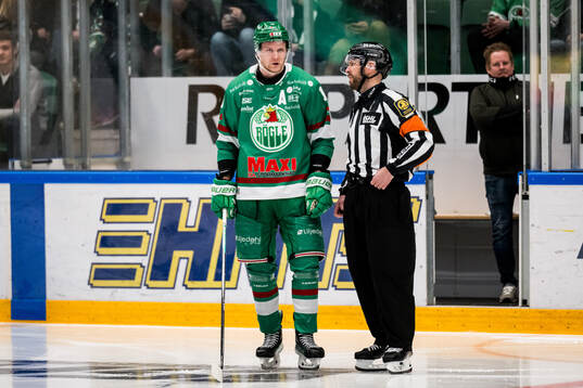 Rögles Rodrigo Abols och domare Marcus Linde