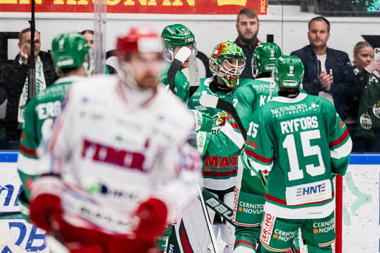 Rögles Christoffer Rifalk jublar med lagkamrater