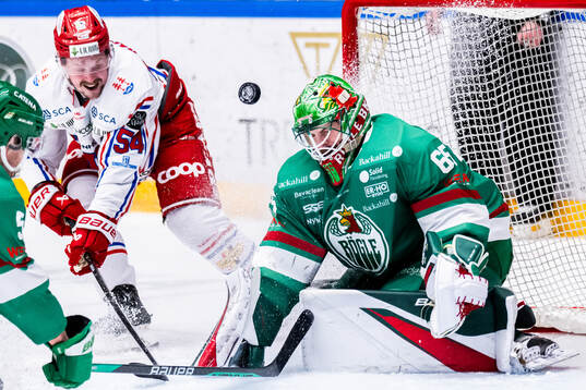 Timrås Jonathan Dahlén oroar mot Rögles målvakt
