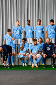 Spelarna väntar på en lagbildsfotografering med Malmö FF