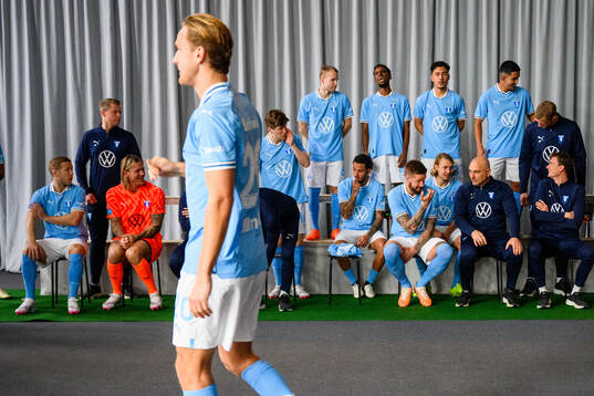 Spelarna väntar på en lagbildsfotografering med Malmö FF