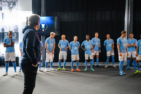 Spelarna väntar på en lagbildsfotografering med Malmö FF