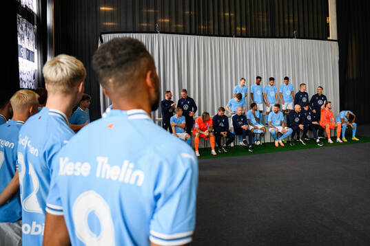 Spelarna väntar på en lagbildsfotografering med Malmö FF