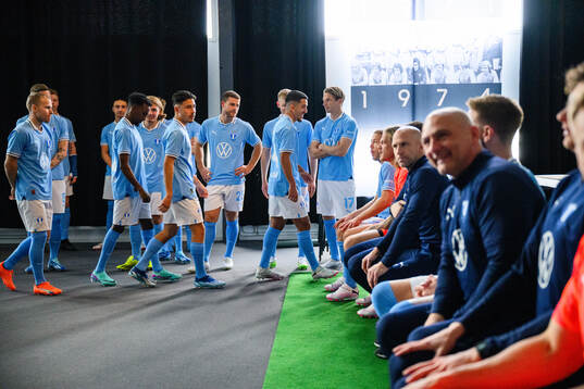 Spelarna väntar på en lagbildsfotografering med Malmö FF