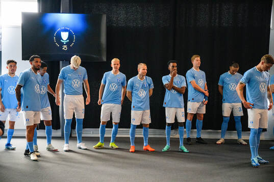 Spelarna väntar på en lagbildsfotografering med Malmö FF