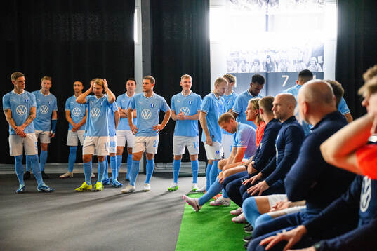 Spelarna väntar på en lagbildsfotografering med Malmö FF