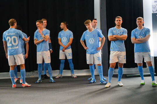Spelarna väntar på en lagbildsfotografering med Malmö FF