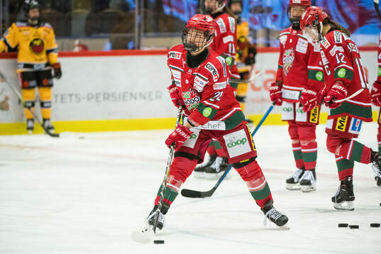 Modos Maja Grundström innan ishockeymatchen i SDHL mellan