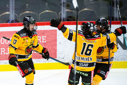 Luleås Jenna Pirttijärvi jublar med lagkamrater