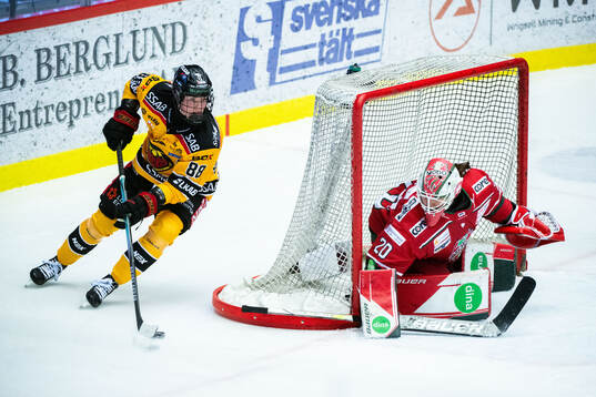 Luleås Ronja Savolainen och Modos målvakt Andrea Brändli