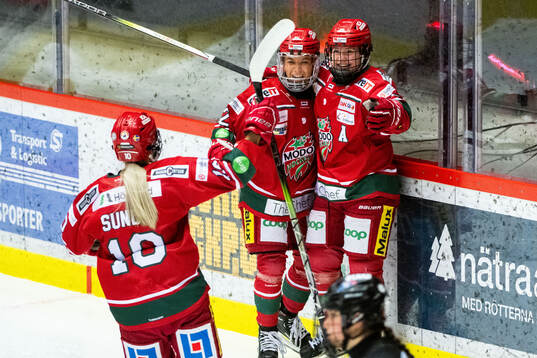 Modos Lina Ljungblom jublar med lagkamrater