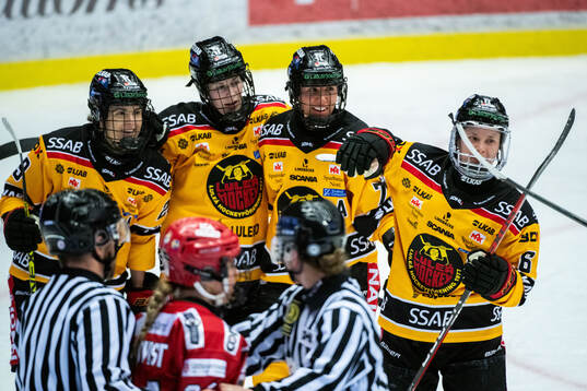 Luleås Anna Kjellbin jublar med lagkamrater