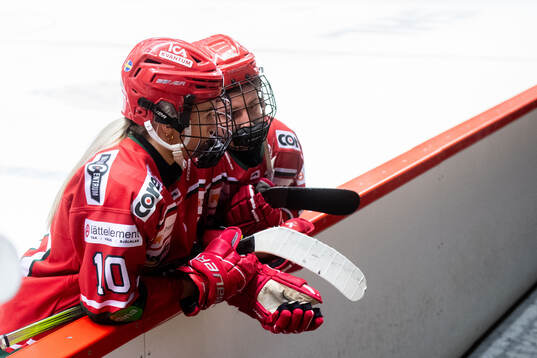 Modos Wilma Sundin och Lina Ljungblom deppar