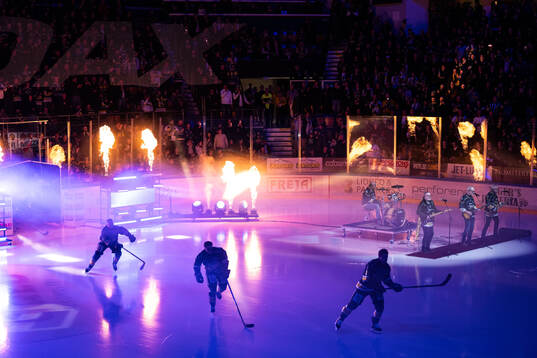 Bandet Crut spelar låten ”Hå vee" när HV71s spelare