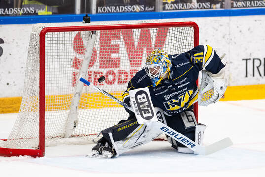 HV71s målvakt Joni Ortio släpper in 0-2 av Oskarshamns