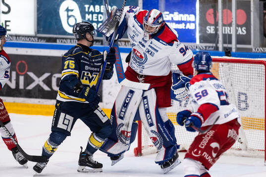 HV71s Radan Lenc och Oskarshamns målvakt Marek Langhamer