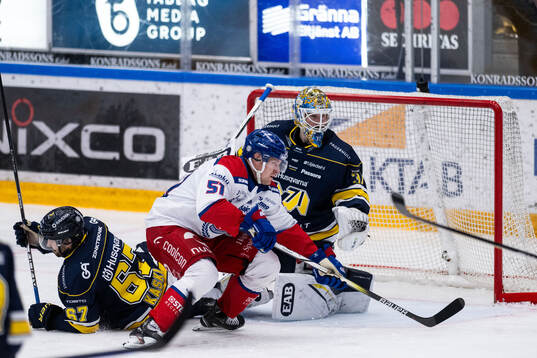 Oskarshamns Markus Nenonen mot HV71s Oliwer Kaski och