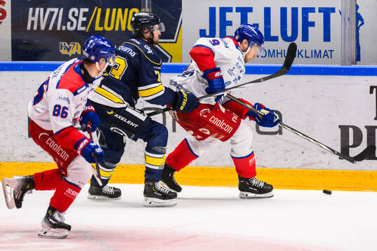 HV71s Nick Shore och Oskarshamns  Ahti Oksanen