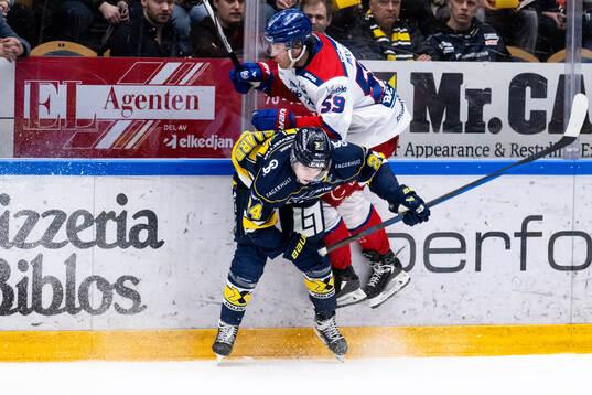 HV71s Oscar Fisker Molgaard och Oskarshamns Anton Mylläri