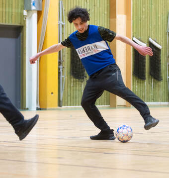 Ungdomar spelar Nattfotboll i IFK Hässleholms regi i