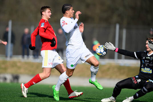 Helsingborgs Milan Silva Rasmussen framför Falkenbergs