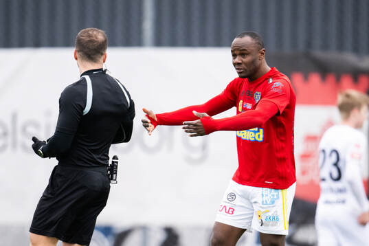 Falkenbergs Nsima Peter agerar