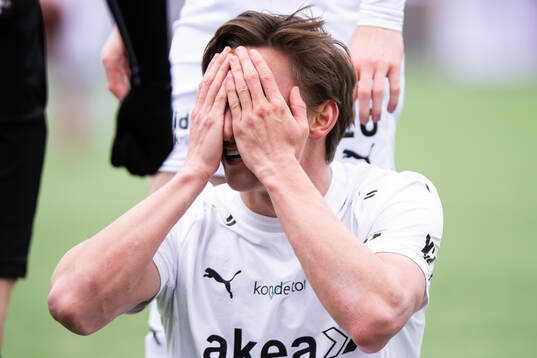 Helsingborgs Wilhelm Loeper  täcker ögonen