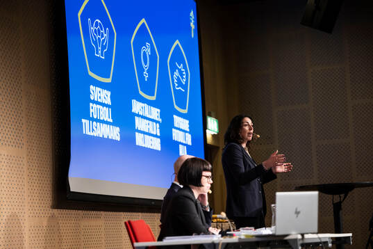 Kristina Ljungros, mötesordförande, och Andrea