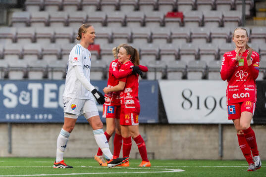 Djurgårdens Nellie Lilja deppar och Örebros Minea Lassas