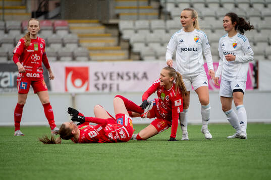 Örebros Katla Maria Thordardottir, Nora Harnes Håheim,